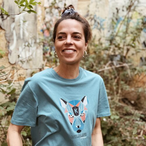 Jeune femme brune avec tee-shirt adriatic Kepper