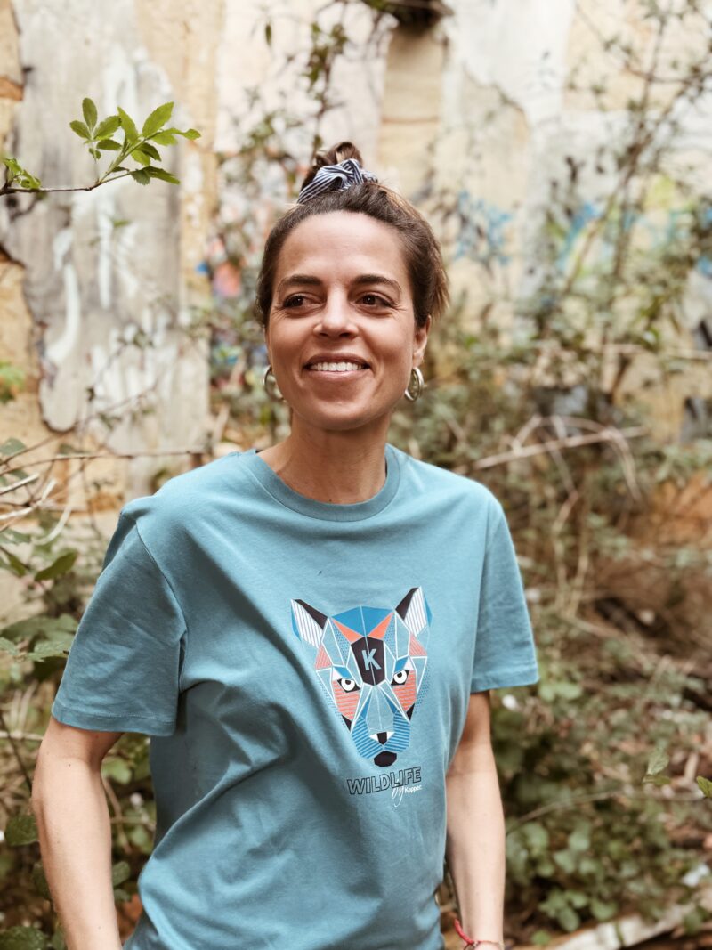 Jeune femme brune avec tee-shirt adriatic Kepper