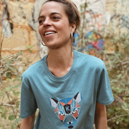 Jeune femme brune avec tee-shirt adriatic Kepper