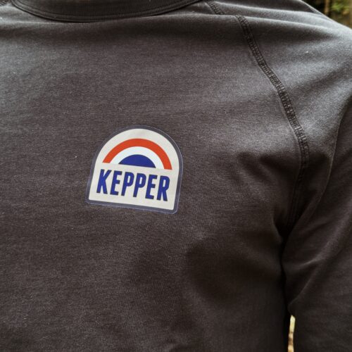 Jeune homme avec tee-shirt manches longues gris Kepper
