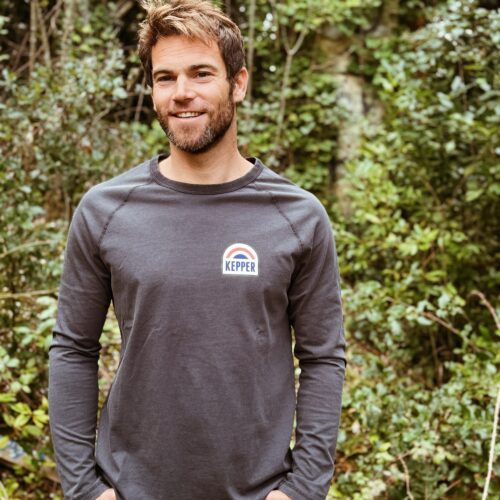 Jeune homme brun avec tee-shirt manches longues gris Kepper