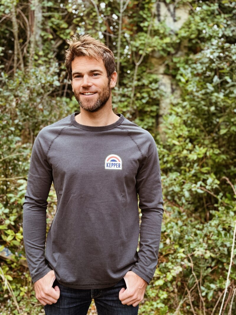Jeune homme brun avec tee-shirt manches longues gris Kepper
