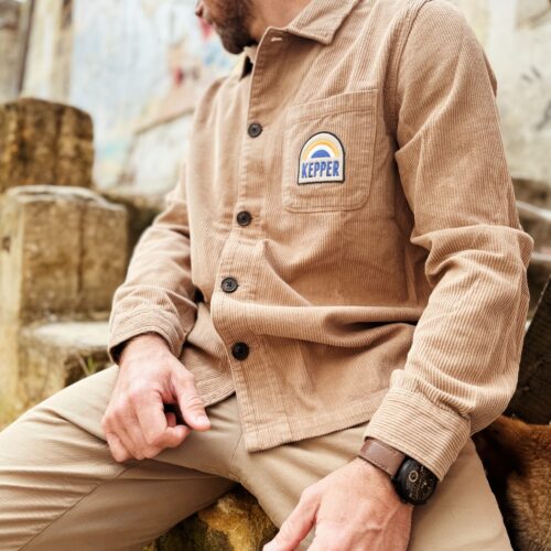 Jeune homme brun avec veste camel Kepper