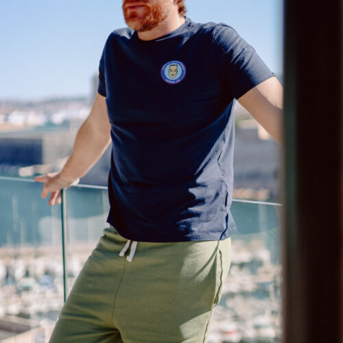 Jeune homme avec short vert Kepper