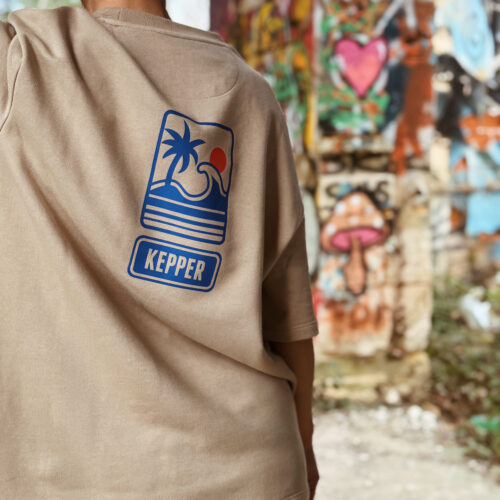 Jeune femme avec sweat manches courtes wetsand Kepper