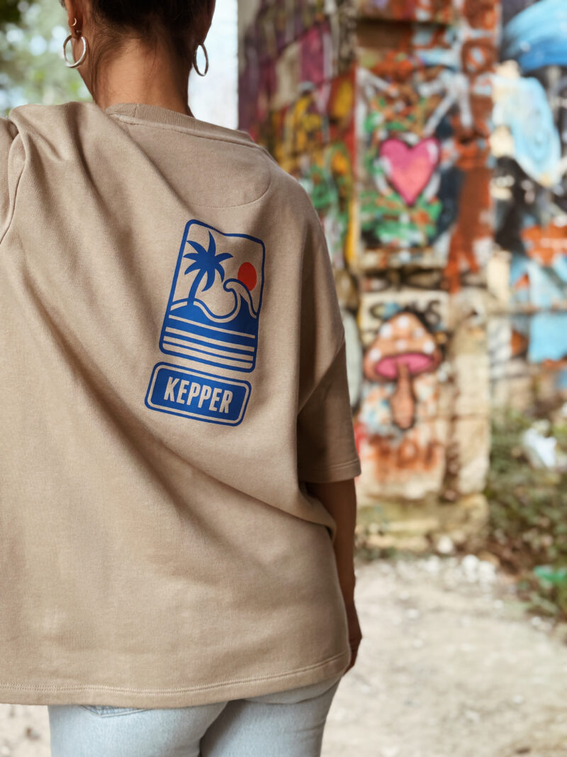 Jeune femme avec sweat manches courtes wetsand Kepper