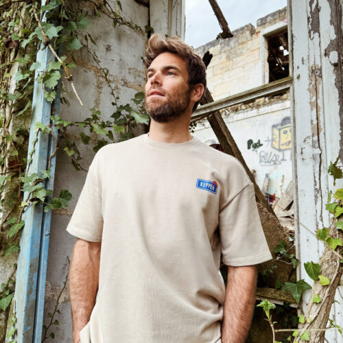 Jeune homme brun avec sweat manches courtes wetsand Kepper