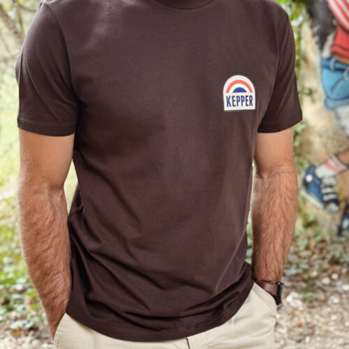 Jeune homme avec tee-shirt dark chocolate Kepper