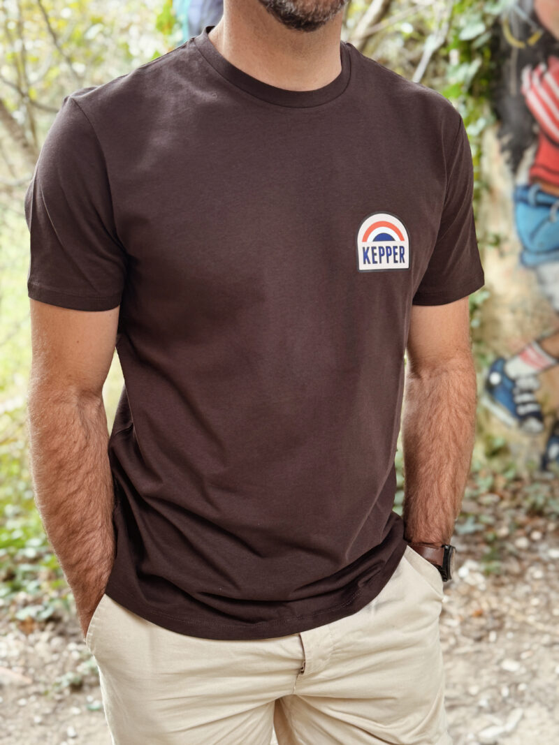 Jeune homme avec tee-shirt dark chocolate Kepper