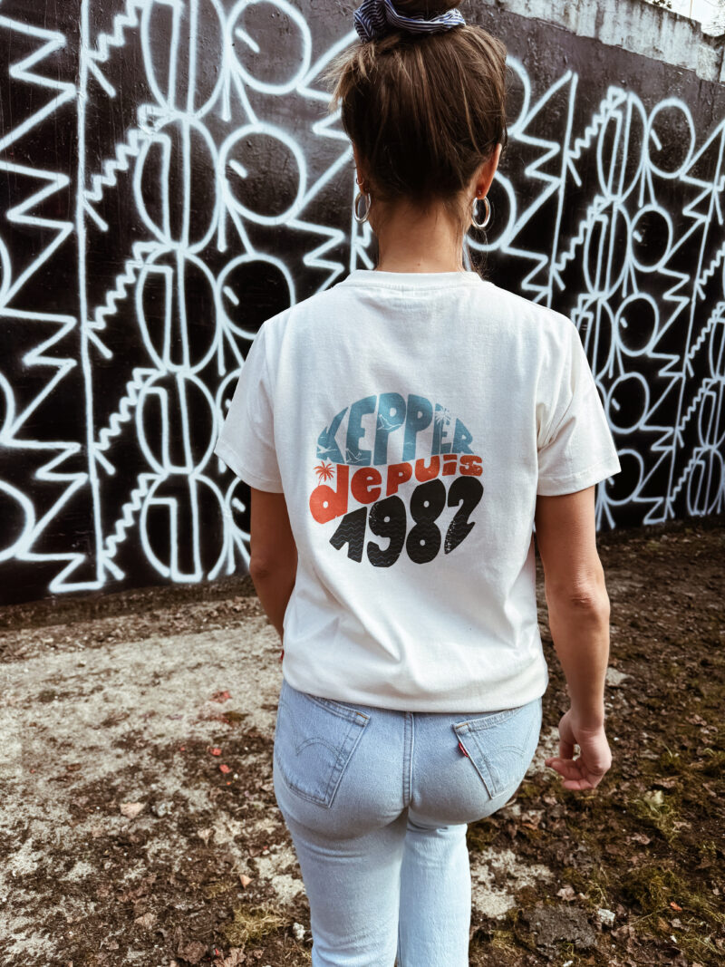 Jeune femme brune avec tee-shirt ivoire Kepper