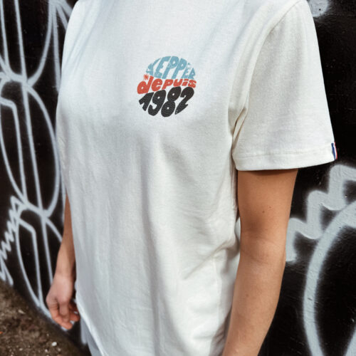 Jeune femme brune avec tee-shirt ivoire Kepper