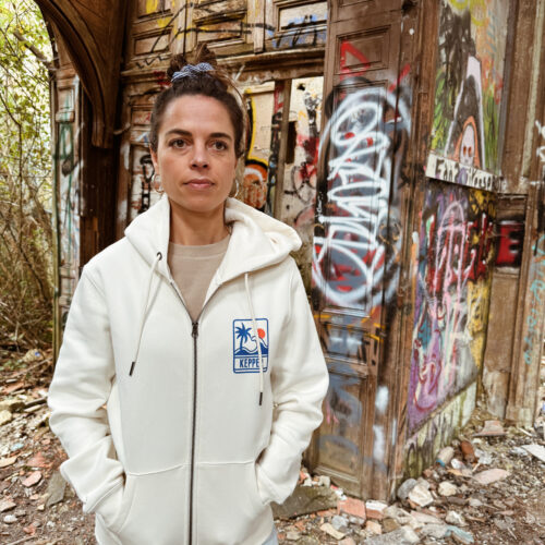 Jeune femme avec veste ivoire Kepper