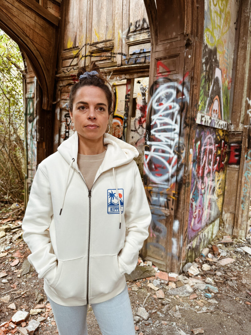 Jeune femme avec veste ivoire Kepper